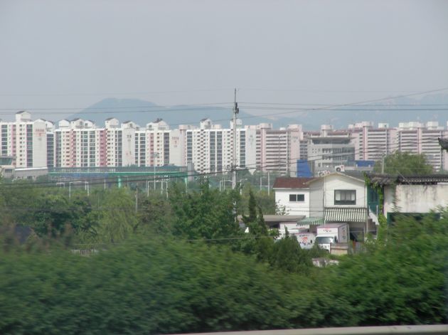 自由路からの風景（マンション街）